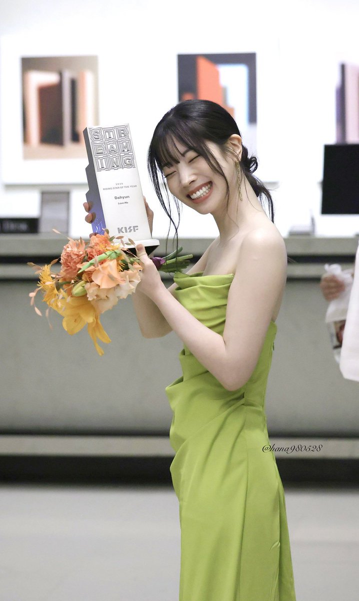 outrodhk's tweet photo. genuinely sobbed when i saw dahyun grinning when she won another award, she worked so hard through tours, dance practice, and had to sneak in shootings for her drama as well

she deserves all the flowers my love thank you for your hardwork 🥹🫂 https://t.co/wZ4KxFgeBQ