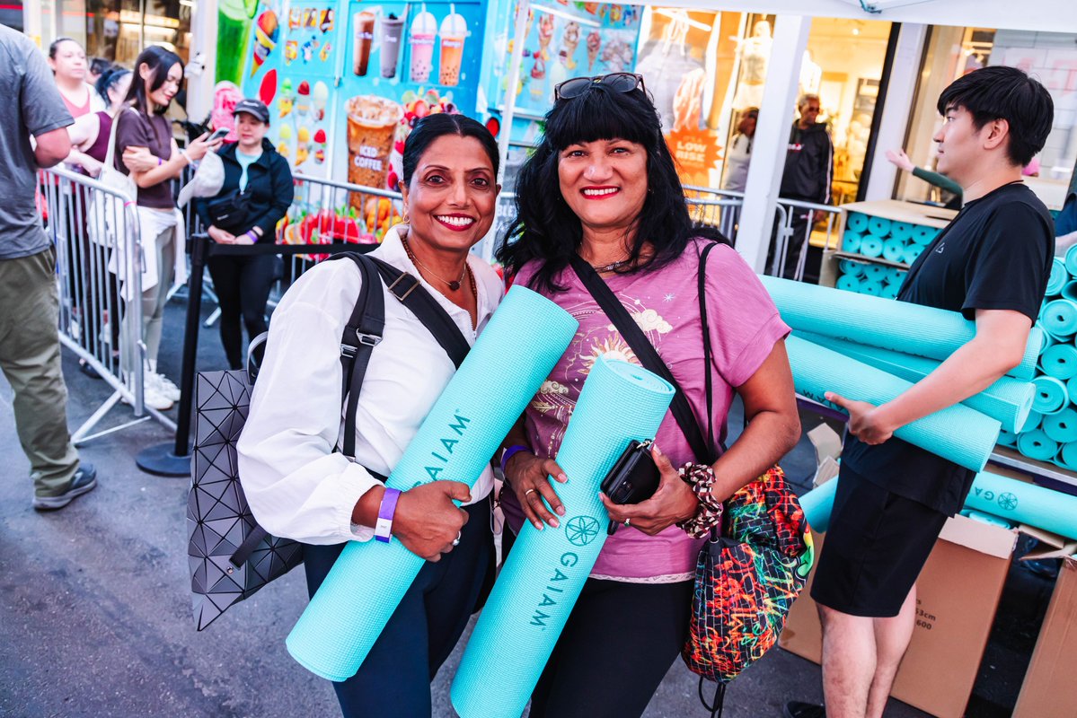 TimesSquareNYC's tweet photo. Each pose is feeling grounded today on our @gaiam yoga mats 🧘‍♀️ Staying centered as we greet the #SummerSolstice from the heart of NYC at Solstice in Times Square ☀️ #SolsticeTSQ https://t.co/ZhBXAMbQx4