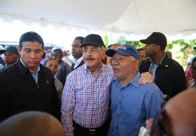 JuyoeliD's tweet photo. Danilo Medina y Johnny Pujols.

Feda_RD impulsó el cultivo de plátanos en Peravia con RD$20 millones.

📍 Provincia Peravia

Fueron beneficiadas tres asociaciones favorecidas por el gobernante en #VisitasSorpresa número 184. Bani.

#PeraviaEsPLD
#ConElPLDSeVivíaMejor https://t.co/RQ9lpz2dqE