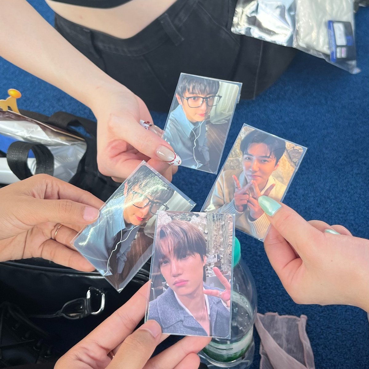 loeyest's tweet photo. i met a lot exol friends in malay!!! you guys are so cute🥹🫶🏻 https://t.co/ugGgf8eVkh