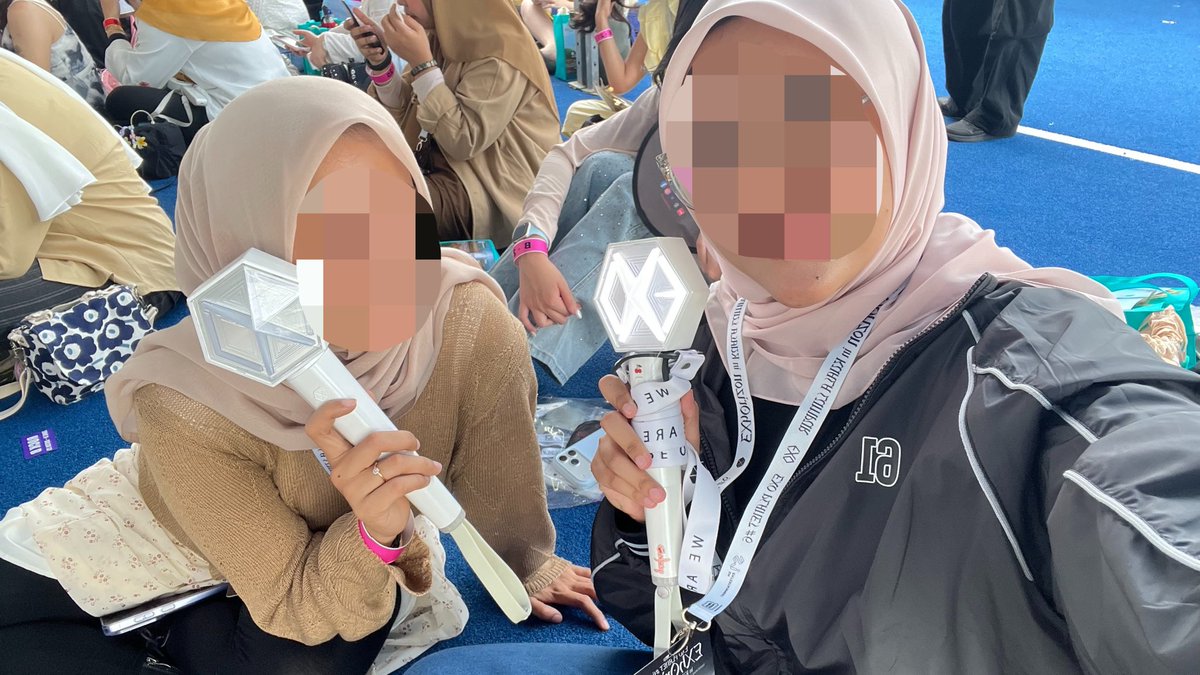 loeyest's tweet photo. i met a lot exol friends in malay!!! you guys are so cute🥹🫶🏻 https://t.co/ugGgf8eVkh