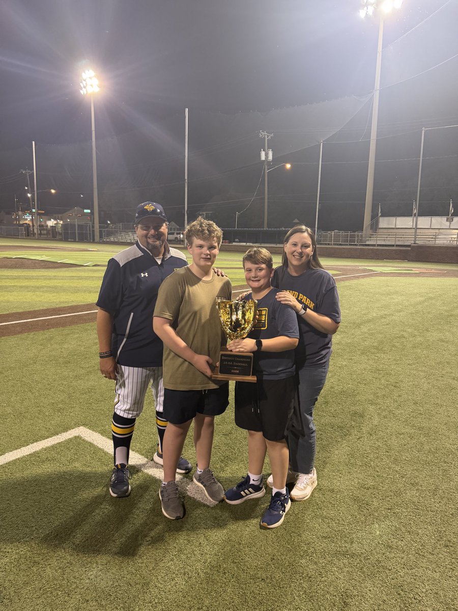 LeidnerScience's tweet photo. Happy Father’s Day to one of the best around! We are so thankful for the way you serve us. Your hard work and selflessness does not go unnoticed. We love you @MrCoachLeidner ! https://t.co/AdiHzlt2c5