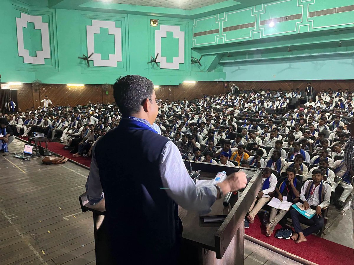 Drkuldeepbhargv's tweet photo. भीम आर्मी भारत एकता मिशन, उत्तर प्रदेश द्वारा राजधानी लखनऊ में आयोजित एक दिवसीय प्रशिक्षण एवं चिंतन शिविर सफलतापूर्वक संपन्न हुआ।

माननीय राष्ट्रीय अध्यक्ष भाई विनय रतन सिंह जी की गरिमामयी उपस्थिति में संगठन की मजबूती, विस्तार, अनुशासन एवं आगामी रणनीतियों पर विस्तृत चर्चा हुई। शिविर में उपस्थित साथियों ने संकल्प लिया कि उत्तर प्रदेश में संगठन को और अधिक मजबूत, संगठित एवं व्यवस्थित करते हुए नए आयाम तक पहुंचाया जाएगा।

प्रदेश के समस्त मंडल, जिला, तहसील एवं ब्लॉक स्तर के पदाधिकारियों ने एक आह्वान पर शत-प्रतिशत उपस्थिति दर्ज कर संगठन के प्रति अपनी प्रतिबद्धता का परिचय दिया।

इस ऐतिहासिक एवं सफल आयोजन में सहभागी बने सभी साथियों का हृदय से आभार एवं अभिनंदन।

संगठन ही शक्ति है, संगठन ही परिवर्तन का आधार है।