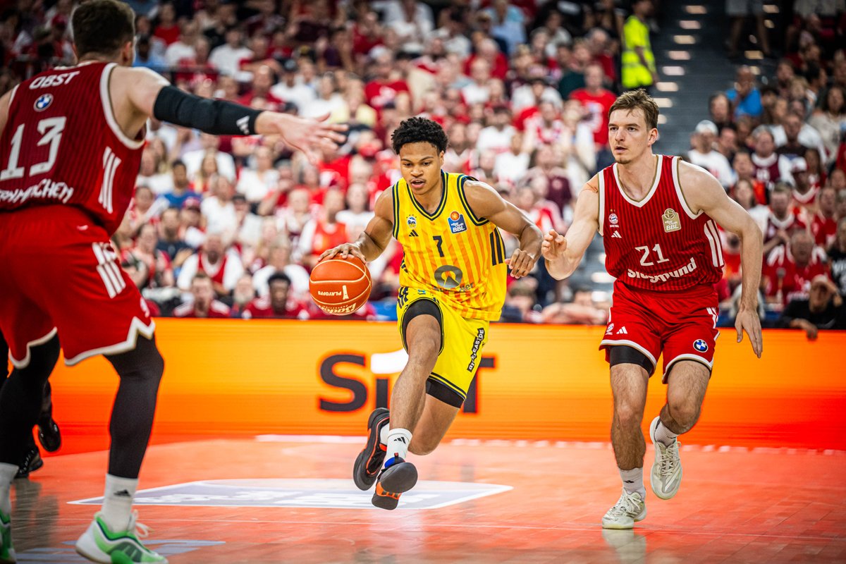easyCreditBBL's tweet photo. ⏸️Halbzeit in Game 5
Die 1. Hälfte geht an den @FCBBasketball💪🏀
Kann @albaberlin diesen Rückstand noch drehen?
🏀FCB 47:27 BER
📺 Gleich gehts weiter bei @dynsport
📷: Christina Pahnke
#welcometowow #easycreditbbl #madetowow #welcometoplayoffs #welcometofinals https://t.co/05T6PCi9lH