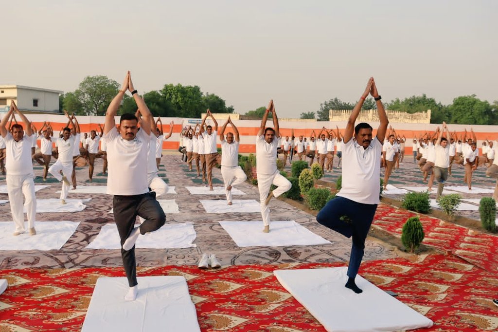Comm_Moradabad's tweet photo. ‼️DIVISION JOURNAL‼️
Sambhal Diary
Dated :-
19/06/26
////
अंतरराष्ट्रीय योग दिवस
📍 सम्भल
#InternationalDayofYoga
#MbdJournal
@CMOfficeUP https://t.co/ETprkdVJVE
