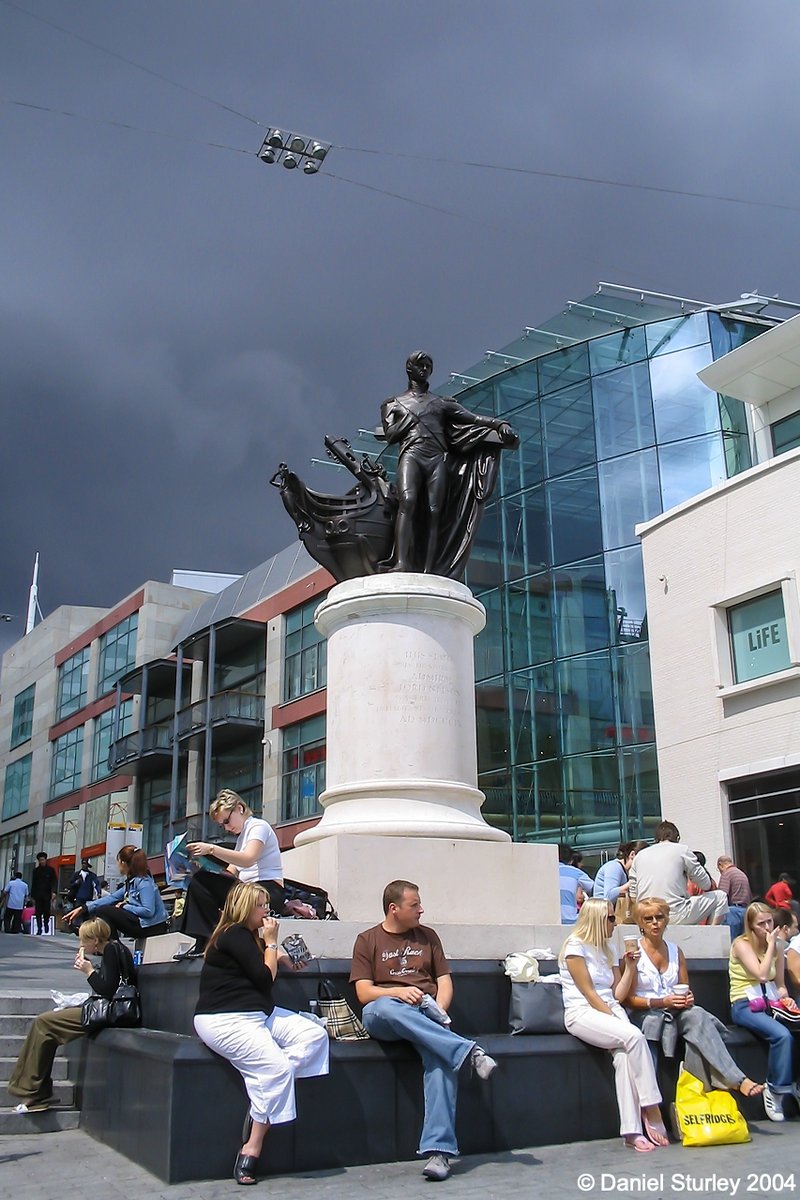 Daniel_Sturley's tweet photo. #Birmingham UK, the #Bullring in July 2004, when there were no railings around the Nelson statue and you could sit on the base, looks like it's about to rain though! 😎 
#BirminghamWeAre #BrumArchive https://t.co/VcgczptsSs