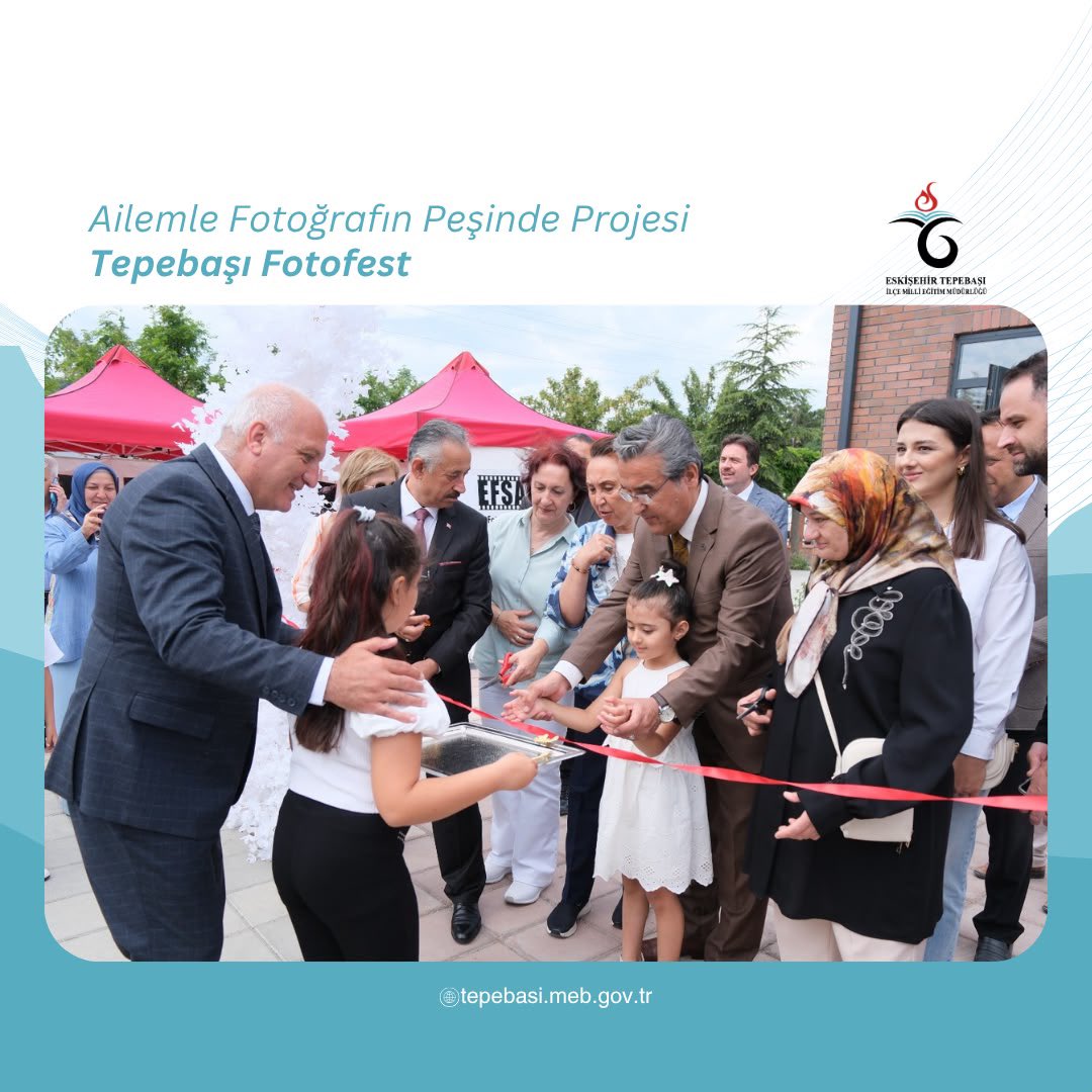TepebasiMem's tweet photo. Ailemle Fotoğrafın Peşinde projesi kapsamında düzenlenen Tepebaşı Fotofest’in açılış programı, Tepebaşı Kaymakamı Sayın Sadettin Yücel ve İlçe Millî Eğitim Müdürümüz Sayın Mehmet Faideci’nin katılımlarıyla gerçekleştirildi.

Programda, proje sürecine katkı sunan fotoğraf sanatçısı Evren Yılmaz ve değerli fotoğraf sanatçılarımız, öğrencilerimiz ve ailelerimizle deneyimlerini paylaşırken; proje kapsamında ortaya çıkan çalışmalar ve fotoğraf hikâyeleri de katılımcılarla buluştu.

Yıl boyunca fotoğraf sanatçılarının rehberliğinde eğitim alan öğrencilerimiz ve ailelerimiz, fotoğrafın bir ifade ve hikâye anlatma aracı olarak gücünü keşfederken, ortaya çıkan çalışmalar izleyiciler tarafından ilgiyle takip edildi.

Sanatı, aileyi ve eğitimi aynı karede buluşturan bu anlamlı projeye katkı sunan tüm fotoğraf sanatçılarımıza teşekkür ediyoruz.