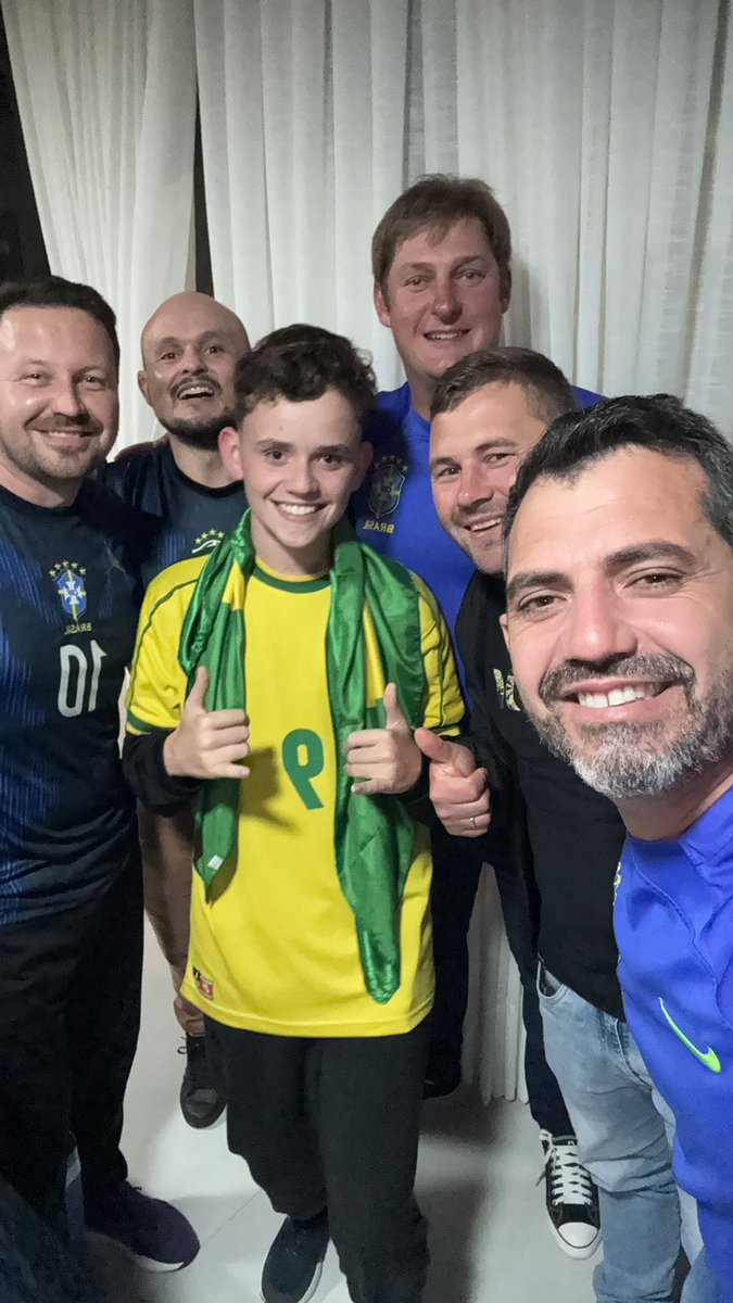 AlexandreFrazon's tweet photo. Na torcida com os amigos pelo nosso hexa! #brasil #CopaNaCazéTV https://t.co/C0K5FFWXR3