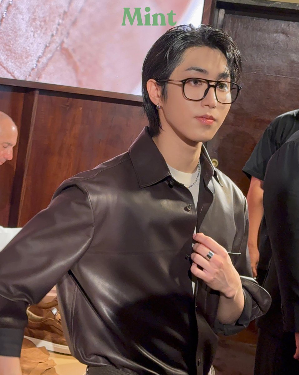 mintmag_th's tweet photo. ลุคนี้เต็มสิบ! #MintReports ส่งภาพ #HAN #StrayKids Brand Ambassador คนล่าสุดของ Tod’s เช็คอินที่โชว์พรีเซนเทชั่นของ Tod's Spring-Summer 2027 Men’s Collection ณ กรุงมิลาน ประเทศอิตาลี 💚 

#HANxTods #HANxTodsSS27 
#Tods #TodsSS27 
#MintMagTH https://t.co/4p35Q1NrGO