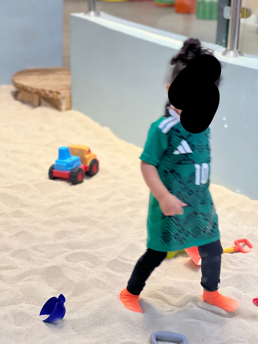 ghoffrn's tweet photo. طالعين نبغا نتابع المباراه برى والنتفه تذكرت انها تبغا حوض رمل، واضح كلام مين مشى 😭 https://t.co/5YyPHhyyQX