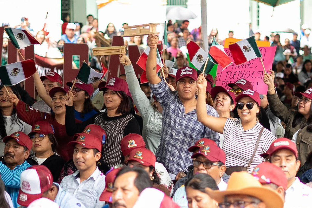 salomonj's tweet photo. La comunidad de Asunción #Nochixtlán se suma a las Asambleas en Defensa de la Soberanía Nacional. 🙌🏽

México es una nación libre y soberana, y por eso nuestras paisanas y paisanos respaldan esta jornada en defensa del derecho de nuestro pueblo a decidir su propio rumbo, con independencia y dignidad.

Gracias, hermanas y hermanos, por su recibimiento y por su amor a nuestra patria. 🇲🇽