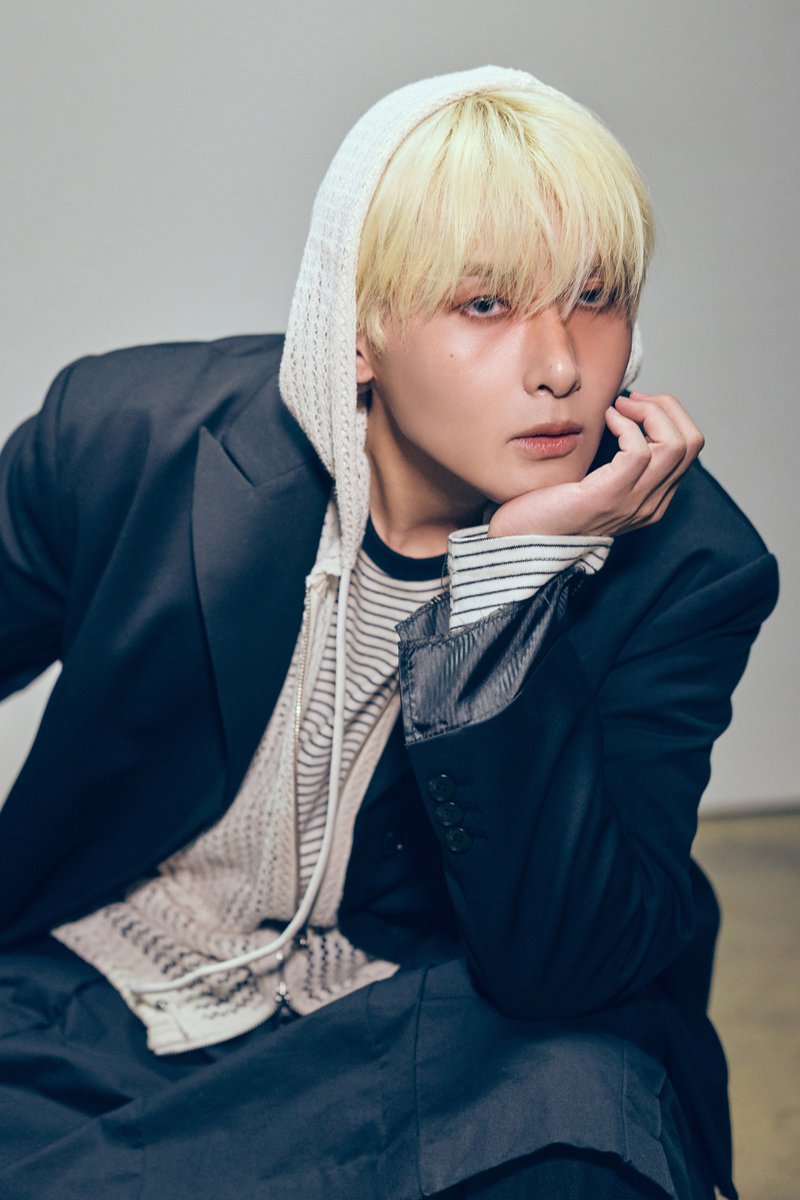 yogurtyoyo621's tweet photo. 악동 스타일 진짜 취향 저격🖤🩶🤍
진짜 많이 빠졌어요 턱선으로 사과 깎아도 되겠다🍃
#려욱 #RYEOWOOK 
#RYEOWOOK_RUNAWAY https://t.co/tQBivw5Y4K