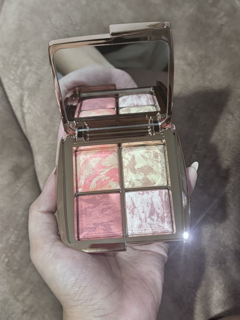 nuimeowpai's tweet photo. Limited Edition 2026 ⭐️✨ Hourglass Ambient Lighting Edit

ไม่เคยใช้ ใหม่100% กล่องครบ

ซื้อจากชอป Sephora แท้💯

❗️❗️❗️❗️2750 รวมส่ง (ช้อป 3,250)
พร้อมโอนลดได้อีก

#ส่งต่อเครื่องสำอาง #ส่งต่อสกินแคร์ #ส่งต่อคสอ #hourglass #ส่งต่อhourglass https://t.co/D1A1oQrq6p