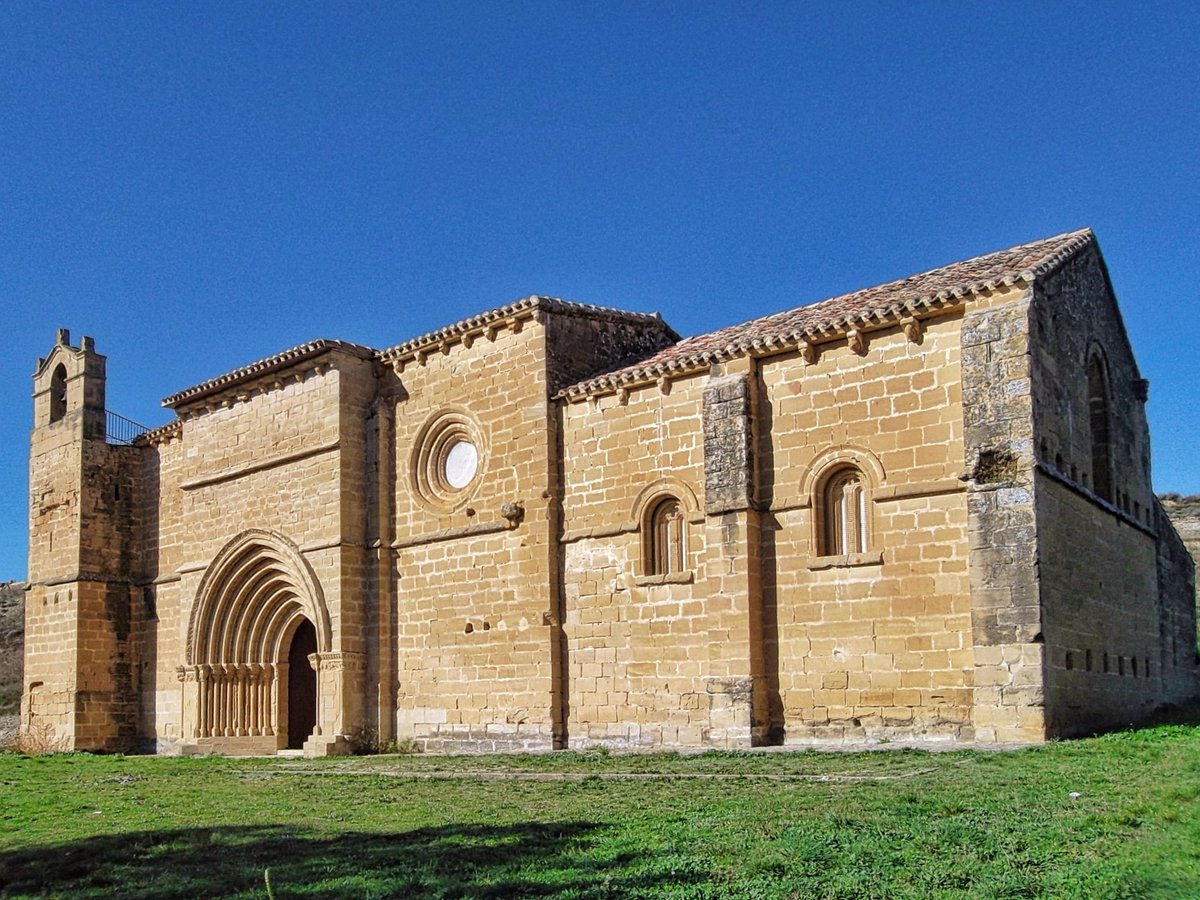 RomanicoEspana's tweet photo. La ermita de Santa María de Sorejana de Cuzcurrita de Río Tirón, que lo único que tiene de 'ermita' es el nombre; Y es que fijaos qué dimensiones y qué monumentalidad presenta esta joya arquitectónica riojalteña de transición entre el románico y el gótico https://t.co/4jr6HjMaGq