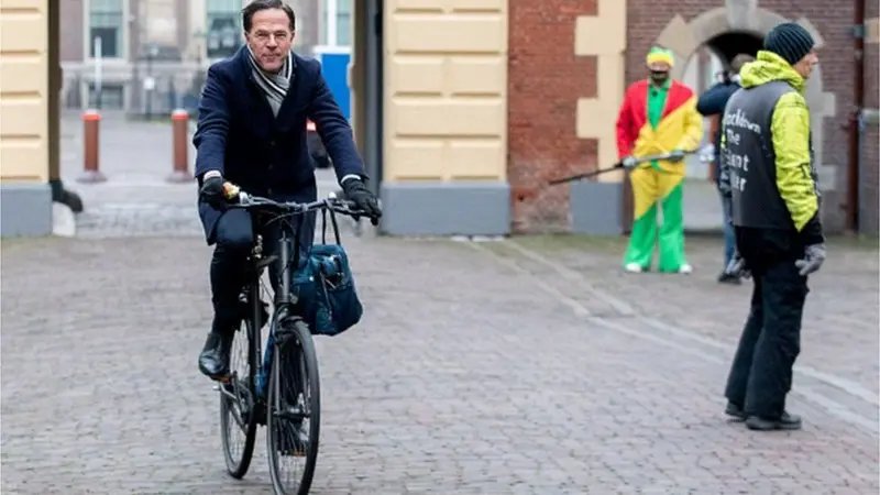 muharrembayrak4's tweet photo. AKP'li Kelkit Belediye Başkanının 7 milyon TL'lik makam aracı.
Ve 
Hollanda E. Başbakanı Mark Rutte'nin makam aracı! https://t.co/kDXCDrw0gW