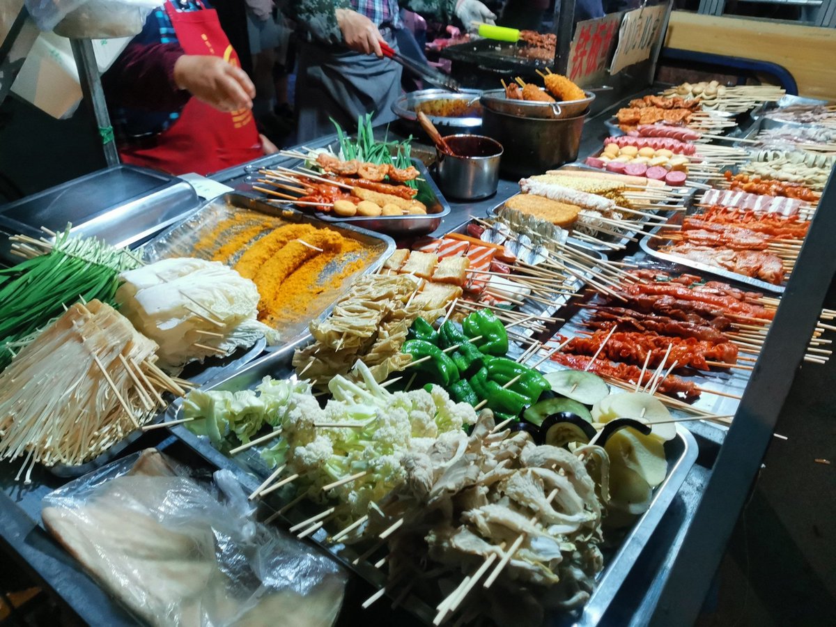 fhowoen's tweet photo. Craving a warm crispy fried squid on a stick from the night market – the perfect late-night snack vibe! https://t.co/oXgw3jLwlN