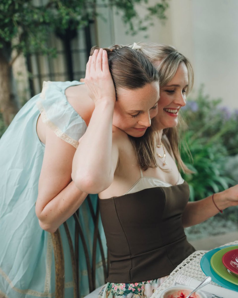 brielarsonbr's tweet photo. Brie Larson e Courtney McBroom para a  Party People✨ https://t.co/nkIHCxo80S