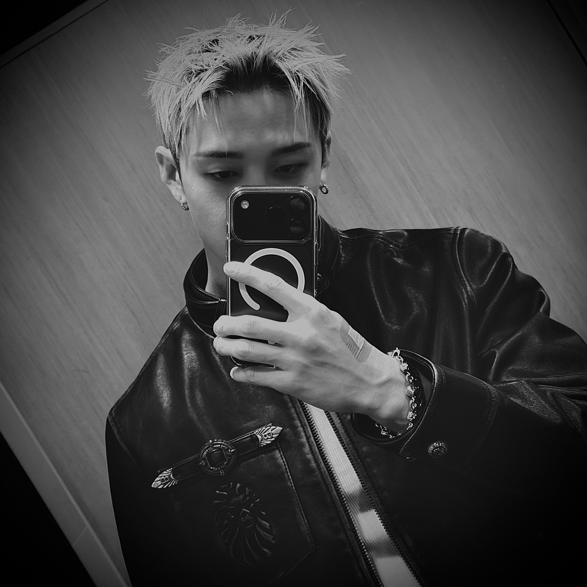 realskzoo's tweet photo. Chan cambio su nombre, foto de perfil y estado en bbl 🫧

"Chris &amp; That"
"뛰자 = Corramos/Vamos" https://t.co/gLNkWSeTEl