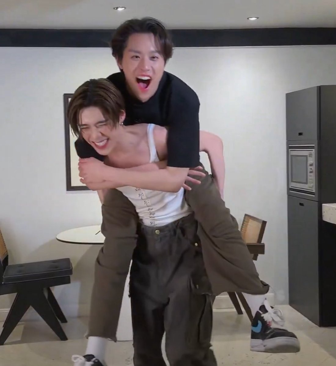 sunlop's tweet photo. : เมื่อวานผมอุ้มวันนี้ผมขี่หลัง เคยเจอผู้ชายแบบนี้มาก่อนมั้ยครับ
: ก็เคยนะคับ
: ใครหรอครับ
: https://t.co/T3xQg2ITWW