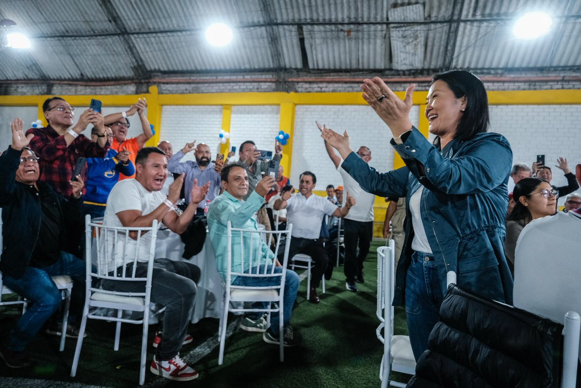 KeikoFujimori's tweet photo. Un saludo muy especial a todos los papás del Perú, por el esfuerzo, el cariño y la dedicación con los que cada día buscan darle lo mejor a sus familias. Mi reconocimiento a su entrega y al ejemplo que dejan en sus hijos. ¡Feliz día del padre! https://t.co/t8YqtvrPsN