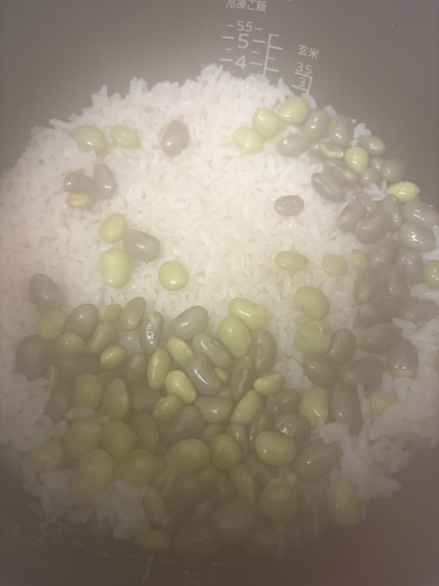 chocolamdk's tweet photo. ふるさと納税の返礼品で届いただだちゃ豆だと知らず、さやが黄色くなってて硬いかも知れない？と思ったのでキッチン鋏と手で地道に枝豆を取り出してお米2合に加え、にんべん白だしゴールドと日本酒、塩で調味して炊き込みご飯モードで炊き上げました🍚🫛🙏😋
#にんべんアンバサダー 
#だしのある生活 https://t.co/HMaFMMgrG4