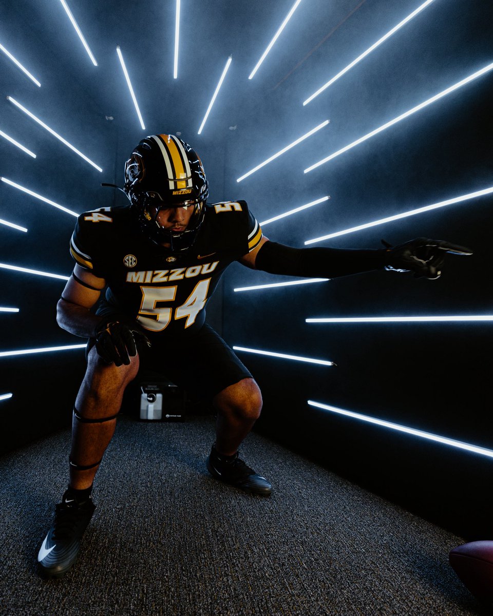TheJaylenHill's tweet photo. 100000000% COMMITTED ⚫️🟡

Thank you to all of the schools for recruiting me in this process. After talks with my family and coaches I am excited to be a MIZZOU TIGER❗️ M.I.Z. I’m H.O.M.E. 🔒🐯

@CoachDrinkwitz @adamgorney @GregSmithRivals @ChadSimmons_ @TomLoy247 @AllenTrieu https://t.co/Y2Y6BFlO1h