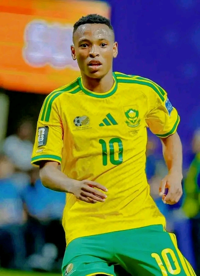 MrksPSLClub's tweet photo. 🚨Relebohile Mofokeng didn't hold back. When questioned by Sporty TV journalists trying to diminish the PSL, he shut the narrative down immediately:

​“I don’t need Europe to prove myself. I’m already playing for the biggest club in one of the most competitive leagues.”

​Total silence from the reporters. He made his point, and he made it clear. 🇿🇦👊