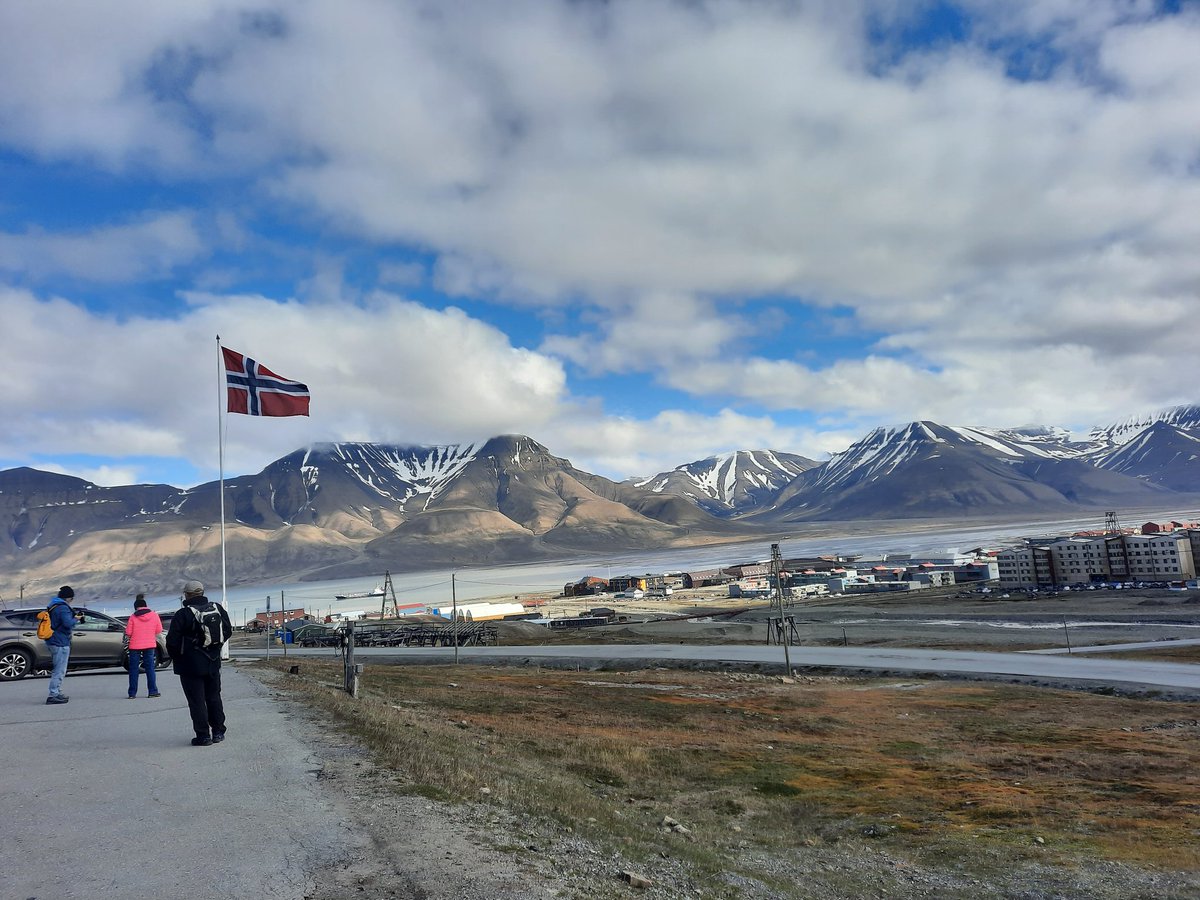 Pitti_Zwei's tweet photo. Spitzbergen 7 Grad, Anorakwetter. https://t.co/zNw2ESl7S3