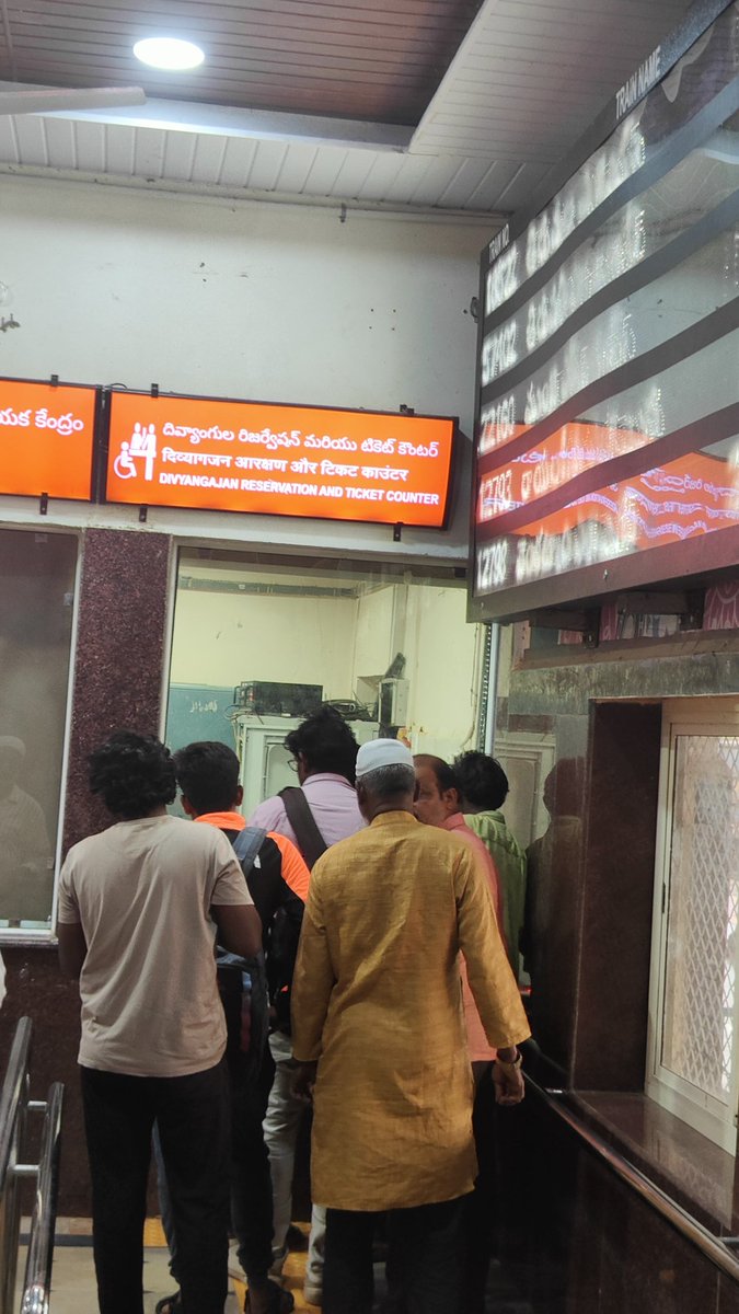 Innocent_Ishaan's tweet photo. This is d situation of Rajampet railway station (RZP). Peak time, only 1 ATVM machine available &amp; that is also not working since many days... &amp; the ticket printing machine also not working, Passengers are suffering of this @AshwiniVaishnaw @SCRailwayIndia @drmgtl @drmsecunderabad https://t.co/Wd8u6w4oAV