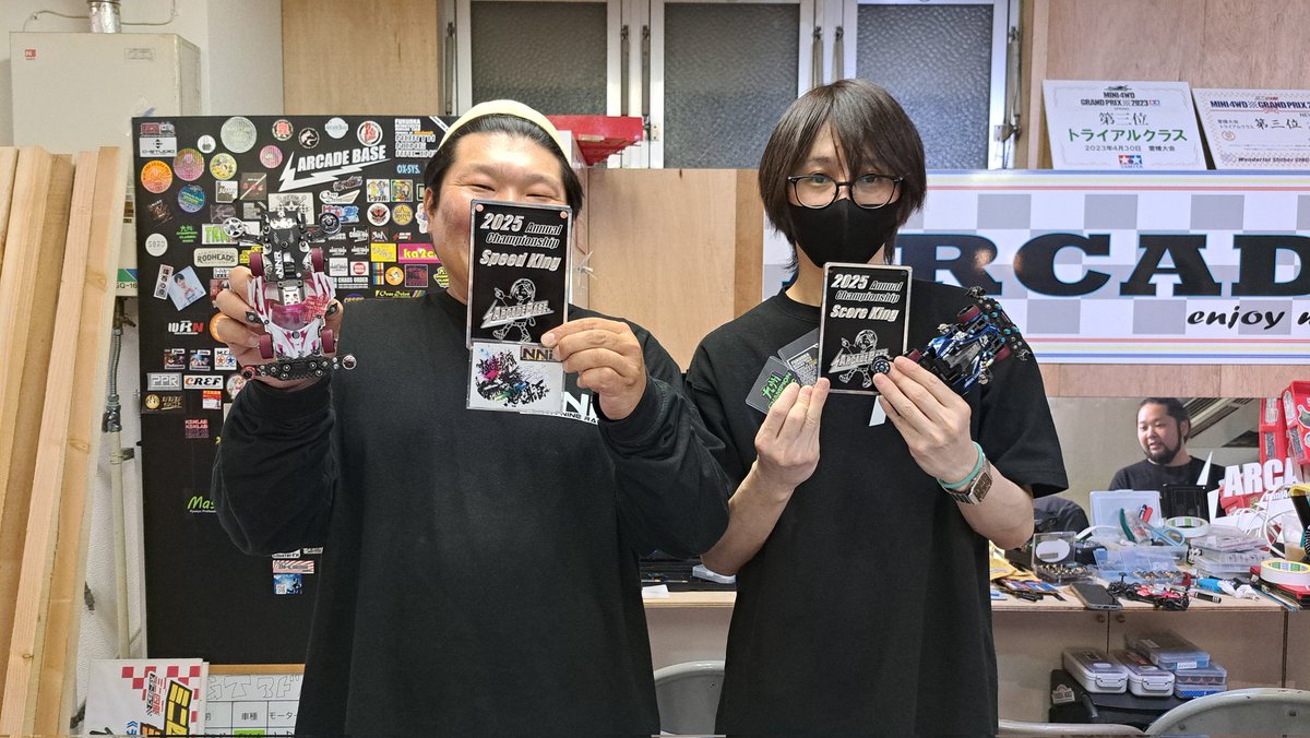 base_arcade_4's tweet photo. 🔥2025年間チャンピオンシップ🔥
たくさんのご参加ありがとうございました‼️
お礼のツイートは別でさせて頂きます‼️
リザルトです🔥
🔥優勝🔥
りゅうさん
🔥年間最多勝🔥
オジキさん【3年連続】
🔥2位🔥
そうまさん
🔥3位🔥
KINGさん
🔥スピキン🔥
にこにこありさん
🔥スコキン🔥
マグロよしおさん
総勢70名の頂点を取ったりゅうさん‼️
さすがの走りでした👍
年間最多勝は3年連続オジキさん‼️
日頃のミニ四駆に対しての想いがこの成績に繋がってると思います👍
本当に皆様おめでとうございます🔥
#アーケードベース
#タミヤ
#ミニ四駆