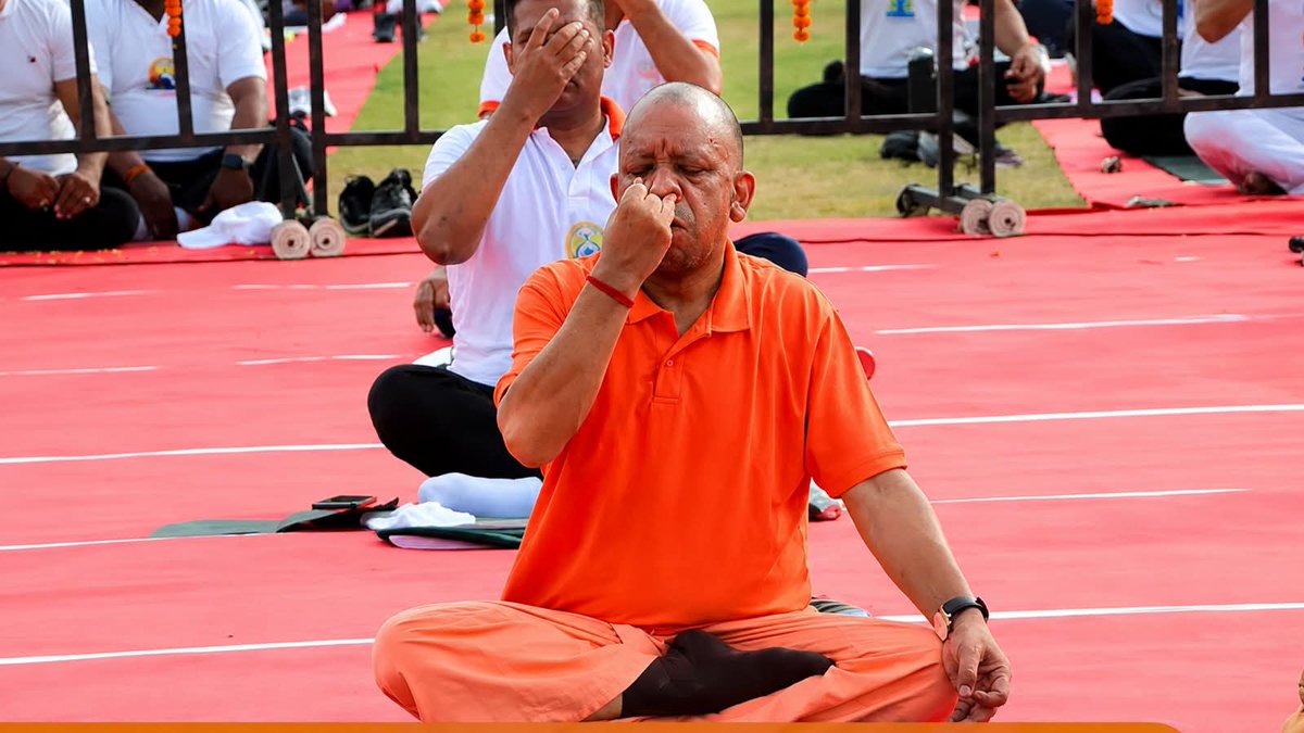 Upamany03220152's tweet photo. Union ministers and political leaders participated in Yoga Day events across the country as India marked the 12th International Day of Yoga 🧘‍♂️ https://t.co/eCdhLQa3UG
