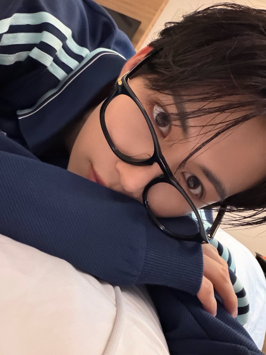 ianiefan's tweet photo. 아나막죽을것같네 뿔테이안좋아서막.. https://t.co/LelVDjkULV