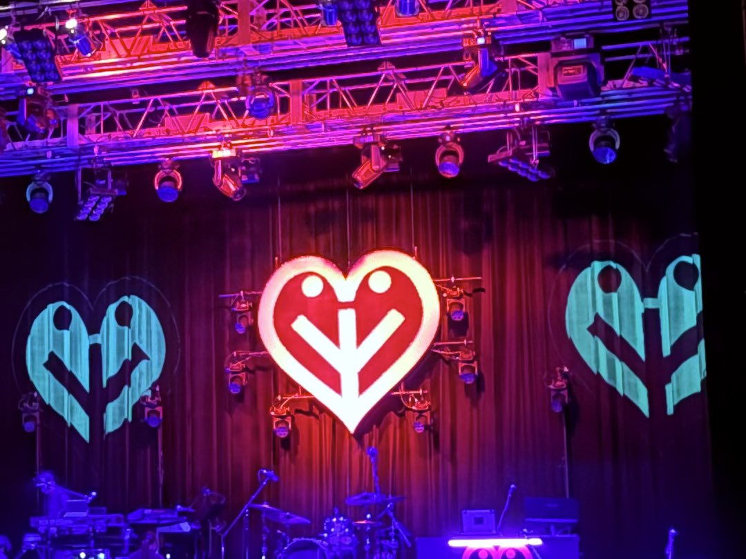 Mayflower1018's tweet photo. 岡村靖幸さんのZepp Sapporoでのライブ、行ってきましたよ！
年齢を感じさせないキレッキレのダンスとパフォーマンス、最高でした！

ラストのラストでノリッノリのビバナミダ持ってくるなんて反則です！

入場していきなりチケット落としてどこの席だか分からなくなったトラブルもありましたが、スタッフさんの素晴らしい対応でチケット見つかりした。

スタッフさんありがとう！

#岡村靖幸
#zeppsapporo