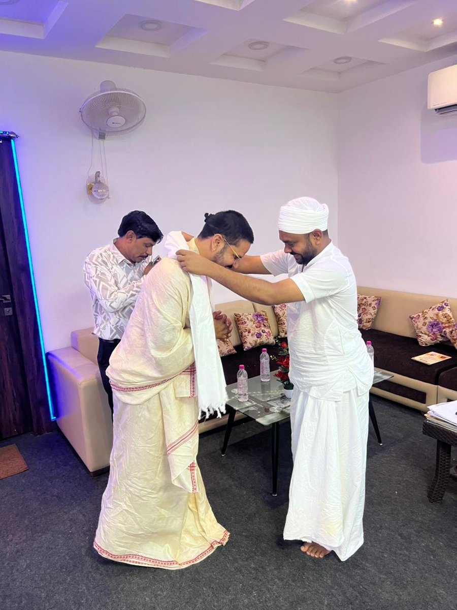 devkarsaheb's tweet photo. आज आश्रम में छत्तीस���ढ़ की लोक-संस्कृति एवं भक्ति परंपरा के गौरव, सुप्रसिद्ध कथावाचक युवराज पाण्डेय जी का पावन आगमन हुआ।

उनके मधुर पचरा गीतों में माँ शक्ति की आराधना, लोकजीवन की सरलता और भक्ति की गहराई का अद्भुत संगम देखने को मिलता है। https://t.co/asbV2YPnJP