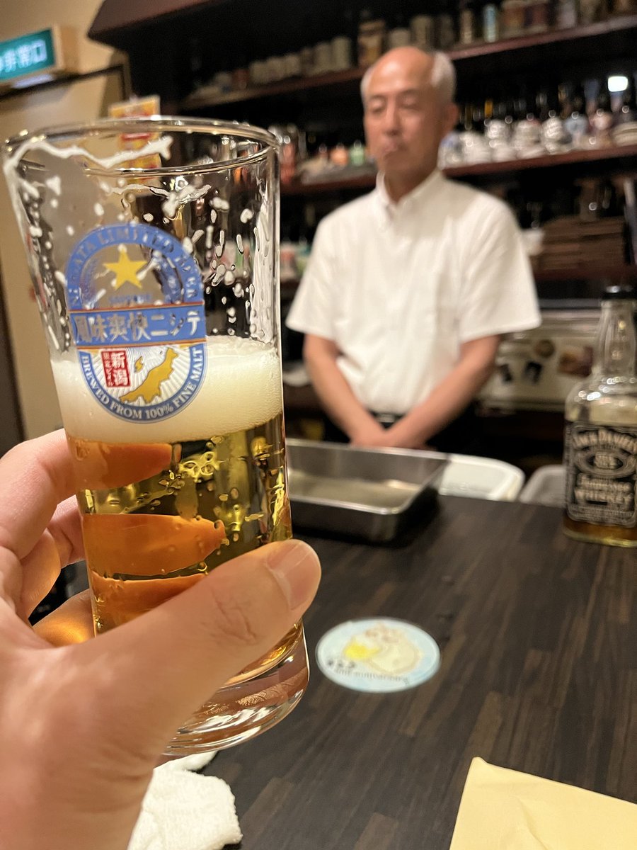 satoucb's tweet photo. ビールスタンド重富の重富さんにご来店頂きました！

スイングカランの世界に触れてずっと憧れてた方

そんな方と直接お話しできてビールも注がせてもらって注いでもらっての夢のような時間を過ごさせてもらいました！

まだまだ未熟なわたしですがこれからも精進し続けます https://t.co/KHNFnizKM5