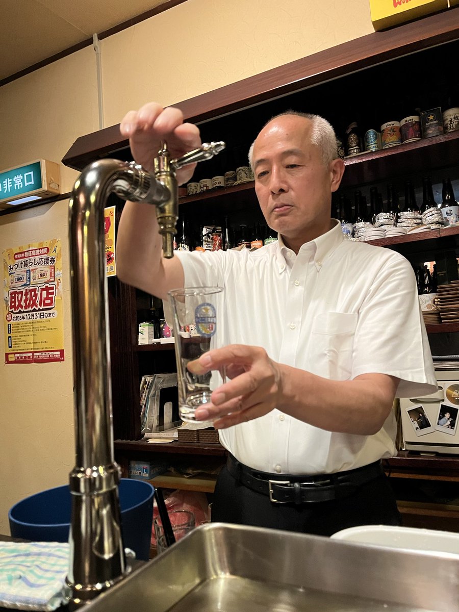 satoucb's tweet photo. ビールスタンド重富の重富さんにご来店頂きました！

スイングカランの世界に触れてずっと憧れてた方

そんな方と直接お話しできてビールも注がせてもらって注いでもらっての夢のような時間を過ごさせてもらいました！

まだまだ未熟なわたしですがこれからも精進し続けます https://t.co/KHNFnizKM5