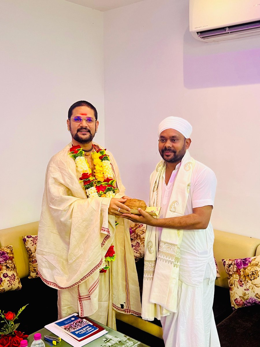 devkarsaheb's tweet photo. आज आश्रम में छत्तीस���ढ़ की लोक-संस्कृति एवं भक्ति परंपरा के गौरव, सुप्रसिद्ध कथावाचक युवराज पाण्डेय जी का पावन आगमन हुआ।

उनके मधुर पचरा गीतों में माँ शक्ति की आराधना, लोकजीवन की सरलता और भक्ति की गहराई का अद्भुत संगम देखने को मिलता है। https://t.co/asbV2YPnJP