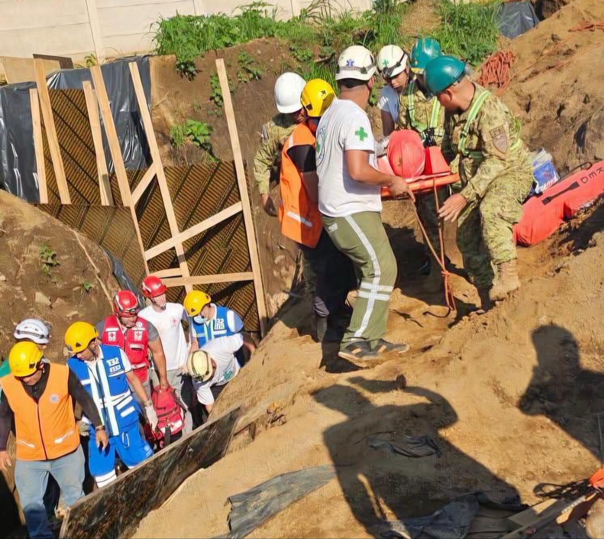 pe_equilibrium's tweet photo. #AccidenteLaboral | Un trabajador falleció y otro fue rescatado con vida, el sábado, en una construcción a cargo de una empresa que ya había sido advertida por las autoridades. La empresa indemnizará a las familias de las víctimas y responderá por los incumplimientos. https://t.co/b25GAjJbFy