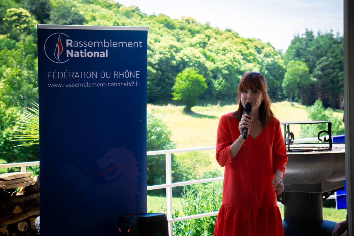 RNJ_Rhone69's tweet photo. ☀️ Les jeunes patriotes étaient au rendez-vous pour la fête de l’été du @RN69_officiel, en présence du député du Gard, @YoannGillet30.

Convivialité, échanges et engagement : la jeunesse est prête à prendre toute sa place dans les combats à venir. 🇫🇷 https://t.co/Wxq8jmUTHE