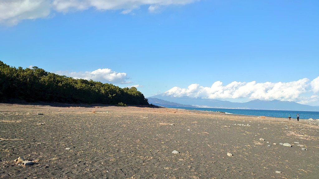 y_takenaka0525's tweet photo. 三保の松原（静岡県）は、世界文化遺産「富士山」の構成資産に登録されている日本屈指の景勝地です。約3万本の松林、青い海、打ち寄せる白波、そして雄大な富士山が織りなす絵画のような絶景が広がっています

📍 所在地: 静岡県静岡市清水区三保

アクセス: JR「清水駅」から「三保松原入口」までバスで約25分、下車後徒歩約20分

入場料: 無料（散策自由）
