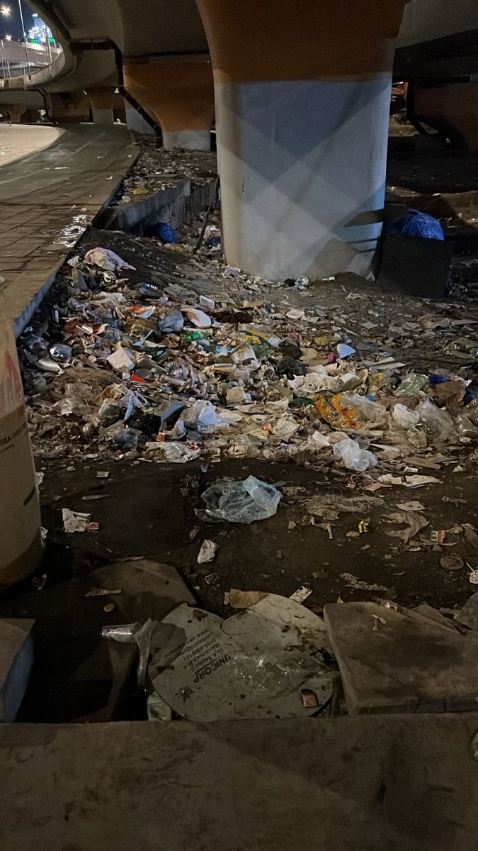 richapintoi's tweet photo. Mumbai Coastal Road promenade near Mahalaxmi this evening.

We often demand cleaner public spaces and better civic amenities, but keeping our city clean is a shared responsibility. Civic sense begins with each one of us. We cannot keep complaining about litter and poor maintenance while failing to do our bit.