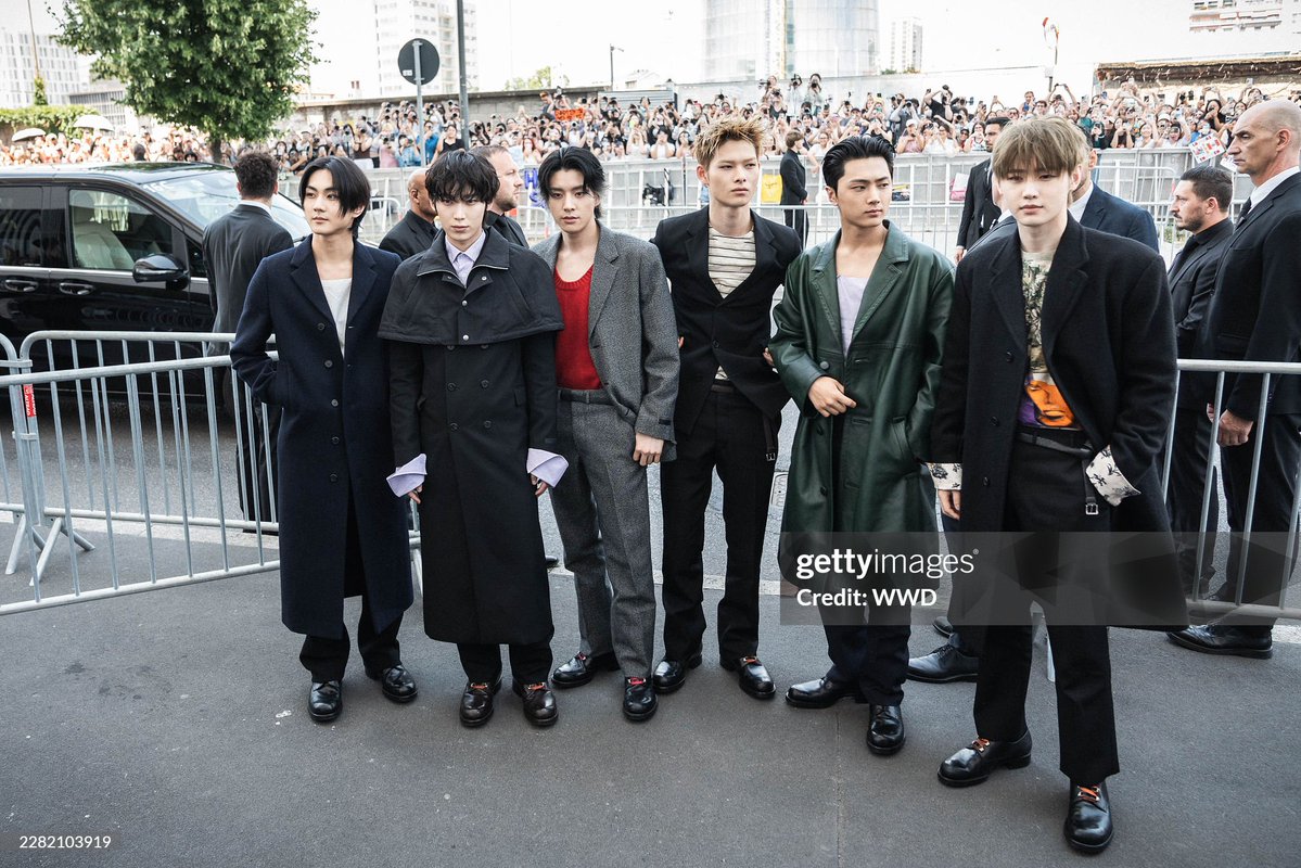 enhypenupdates's tweet photo. @ENHYPEN_members @ENHYPEN ENHYPEN at Milan Fashion Week - Menswear Spring/Summer 2027 | Getty Images (3)

THE VAMPIRES WEAR PRADA
#PRADAxENHYPEN #ENHYPENonPradaSS27 @ENHYPEN_members @ENHYPEN https://t.co/mdKNRSak5n