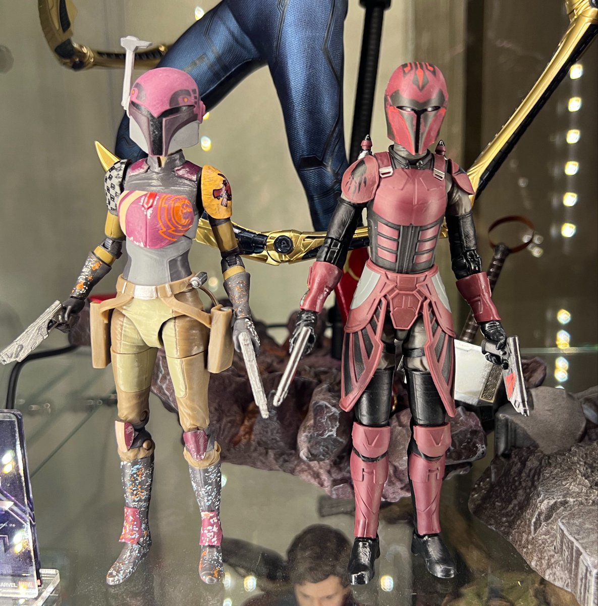 LightningBlond7's tweet photo. ブラックシリーズ
ルック•キャスト

今回ヘルメットが定番の脱着式から
挿げ替え式に変更になってます

シルエットはいいけど
個人的には脱着式が好きかなぁ
たぶん挿げ替え式って
そうそう素顔に換装しないんよなぁ https://t.co/7jXlvwgw5c