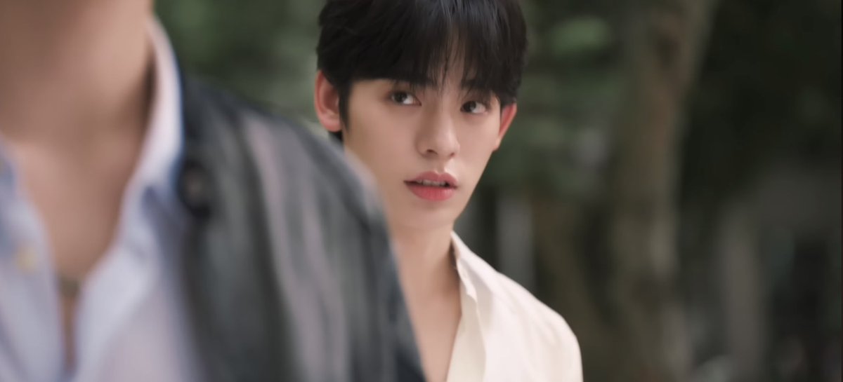 whatislazy's tweet photo. ซีนนี้ก็ควรคงไว้เหมือนกัน เป็นอีกซีนที่ชอบมาก เพราะมันเป็นหนึ่งในซีนที่บอกไดนามิกคสพ.ระหว่างจ๋ายปิ๊กได้ดีที่สุด จากในซีนปิ๊กดูรู้อยู่แล้วว่าตอนข้ามถนนยังไงจ๋ายก็ต้องเอื้อมมือมาจับตัวเอง ก็เลยค่อยๆปล่อยกระเป๋าไปถือมือเดียว เพราะถ้ายังถือกระเป๋าสองมือ จ๋ายมันอาจจะจับแค่ข้อมือหรือแขนเสื้อ คือลูกนี่อยากให้มันจับมือ(ฮือออ) แปลว่าจ๋ายมันทำแบบนี้ให้ตลอด อะไรแบบนี้คงทำให้กันจนเป็นความเคยชินไปแล้ว(ซึ่งก็ชัดแล้วแหละว่าเพื่อนคนนี้พิเศษกว่าคนอื่น พอเป็นคนนี้ทุกอย่างมันก็ออกมาเป็นแบบนี้โดยธรรมชาติ กับไออ๊อดนึกสภาพ มันจะทำมั้ยอะไรแบบนี้😬 แต่ไม่รู้จ๋ายมันมองเห็นการกระทำของตัวเองชัดบ้างยัง)

ซึ่งซีนนี้น้องป๋อแสดงดีมาก แบบ คนแอบชอบมันก็แค่นี้แหละวะ มีความลังเลว่าจะปล่อยกระเป๋าดีมั้ย จะข้ามถนนละนะ ปล่อยมือให้มันจับดีมั้ย ก็นะ ยิ่งได้ใกล้ยิ่งรู้สึก แต่คนแอบชอบอะ โอกาสได้จับมือเค้าแค่ไม่กี่วิก็หล่อเลี้ยงไปได้อีกหลายวัน เสียใจทีหลังก็ยอมได้แค่นี้ก็เอา ละดูสายตาน้องปิ๊กดิ โห แป๋วประกายมาก โคตรรักไอจ๋ายเลย โอ้ยยย โคตรจะสายตาคนแอบรัก เห็นแล้วอยากเข้าไปกอดโอ๋ ไอจ๋ายทำไรอยู่วะ หันไปมองดิ้ เพื่อนคนนึงแอบรักเธอ เก็บงันความรักนั้นอยู่ภายใน ออนเลยได้มั้ย ใจแม่จะขาดละ

(#สนิทแค่เพื่อนTheSeries | #FriendBenefitSeries)