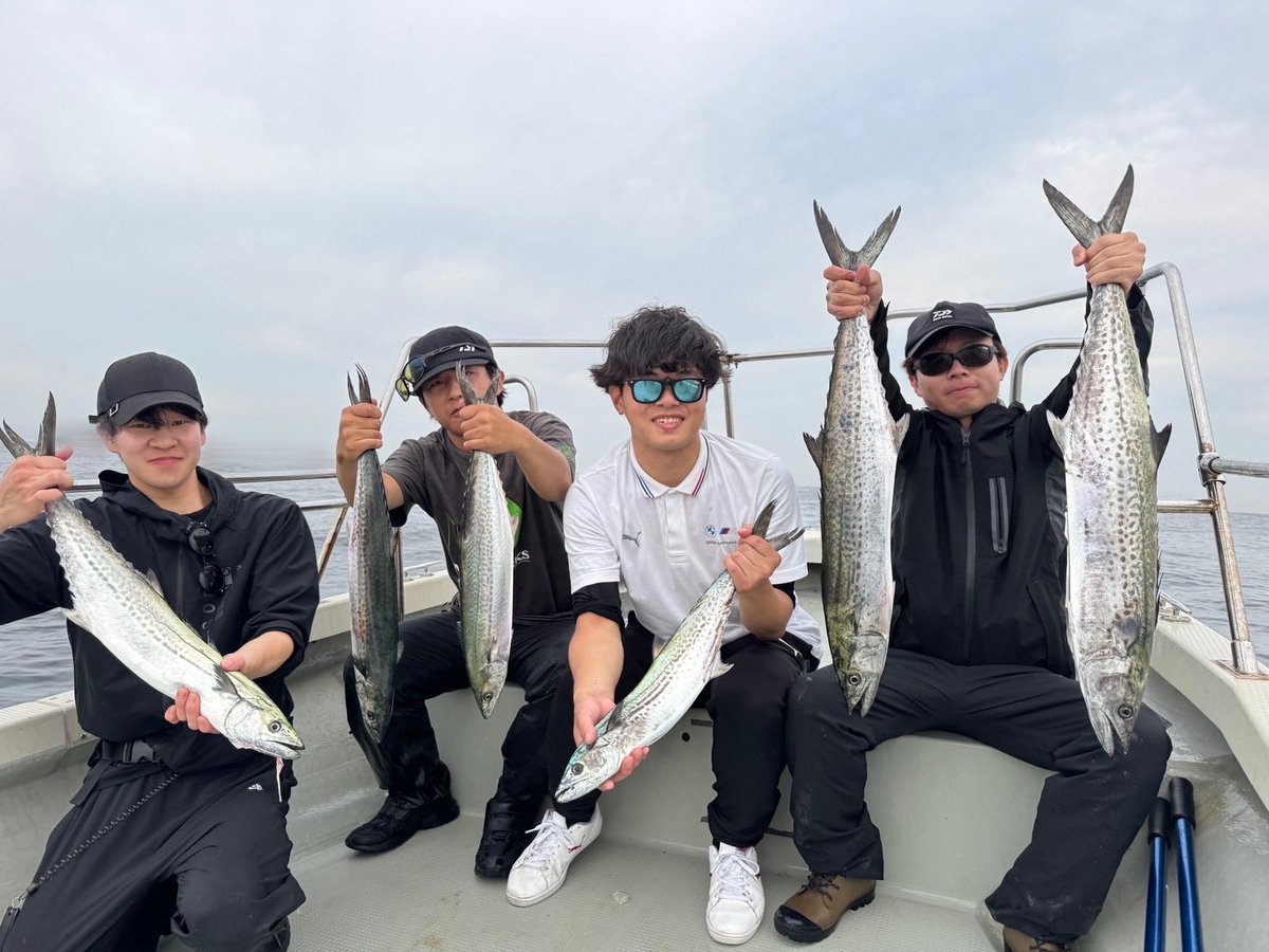 kousaka9302's tweet photo. 職場の先輩たち(1人同級生)と
オフショアキャスティング！！
凄く久しぶりのオフショアでしたがやっぱり楽しい！！
自分はサゴシ5大サバを1キャッチ！
全員釣れて良かった✋
タックル
ROD OUTRAGE BR BLJ 73-2
REEL カルディアLT4000CXH
#オフショアキャスティング
#サゴシ https://t.co/PmAu9yDzS1