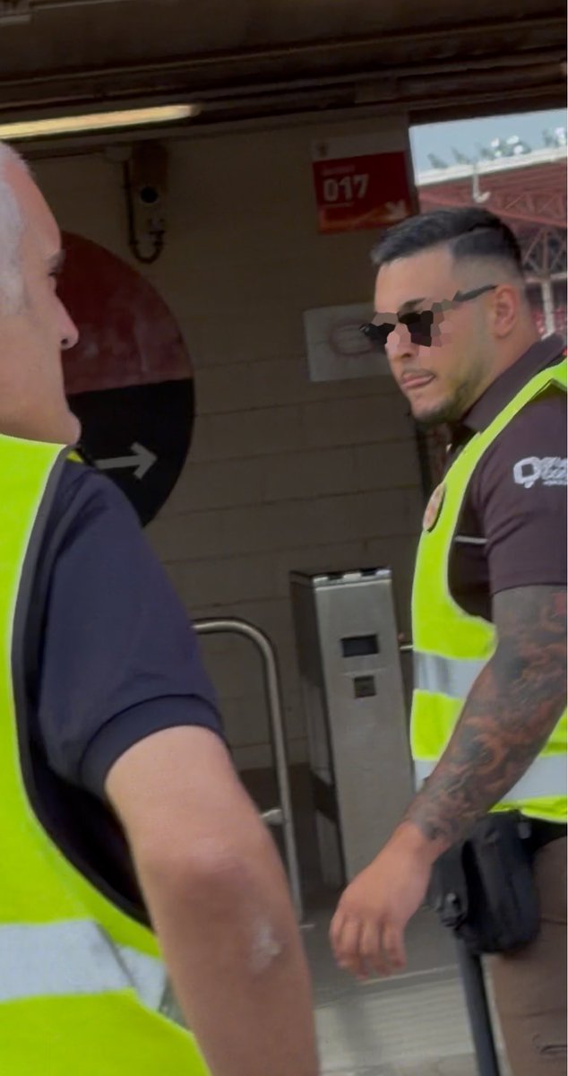 CasualAGP's tweet photo. La encerrona de ayer en Almería es digna de ver. Primero, el club contrata una seguridad privada con placas que se lía a porrazos, como muestran las imágenes, mientras la policía les dice que no es su función. Después, los mismos deciden en la entrada que algunos no entremos. https://t.co/E4Bw7washe