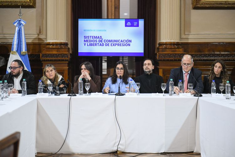 ConverComInfo's tweet photo. Sindicatos de prensa impulsan un nuevo estatuto que reserva la condición de periodista a asalariados con carné y limita el uso de la IA https://t.co/AHlPZ7VJwj https://t.co/fVgWKnxtKU