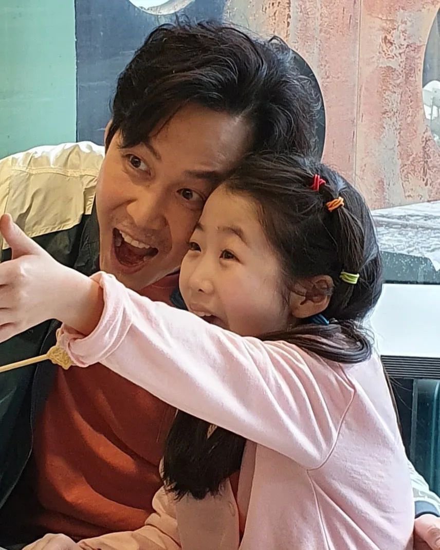 gihunlovebot's tweet photo. it's not father's day in my country but i will never miss the chance of wishing a happy father's day to the one and only and the supreme girls dad https://t.co/EX5d2ePimo