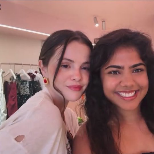 fetishxsel's tweet photo. Selena with fan in London ❤️ https://t.co/QaX863qGUB
