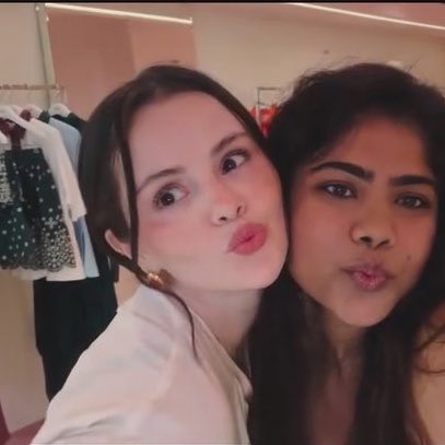 fetishxsel's tweet photo. Selena with fan in London ❤️ https://t.co/QaX863qGUB